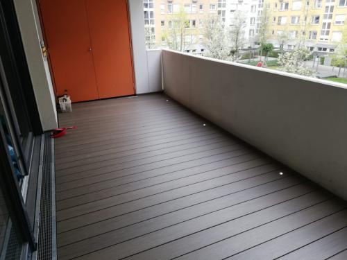 Eine WPC Terrasse auf einem Balkon mit LED-Spots intigriert 